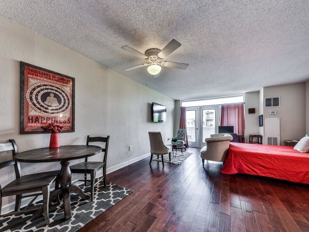 Living Space with brand new hardwood floors - 375 Ralph McGill Blvd NE