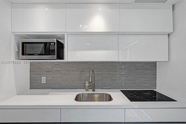Building Photo - 221 Carolina BACK