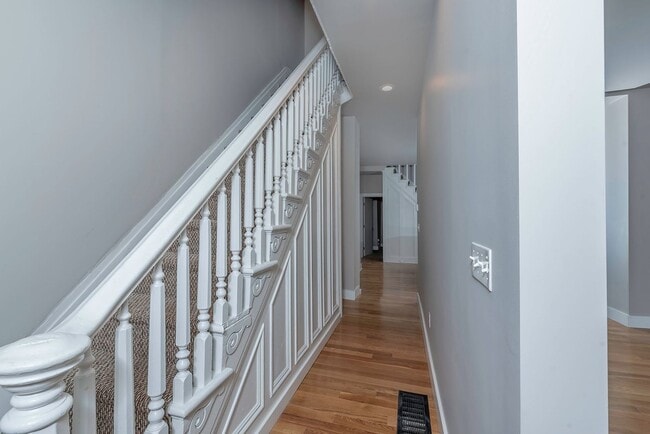 Building Photo - Remodeled 5 bedroom/2 bathroom in South Side