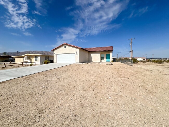 Building Photo - 29 Palms Home with Solar
