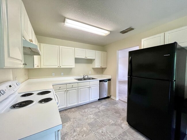 Building Photo - LARGE AND SPACIOUS 4/3 HOME IN EAST ORLANDO WEDGEFIED COMMUNITY