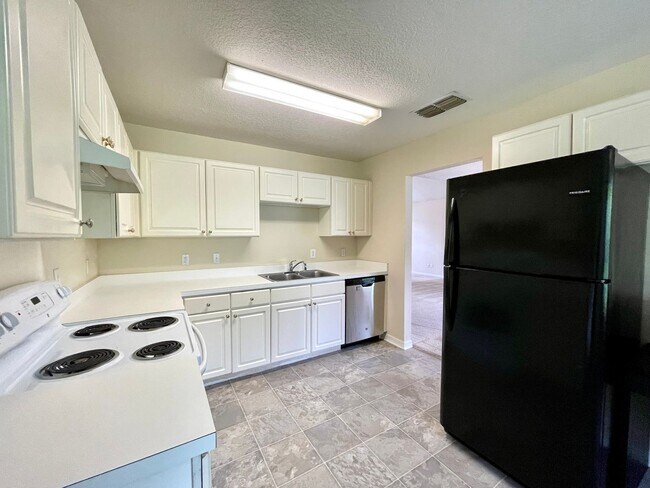 Building Photo - LARGE AND SPACIOUS 4/3 HOME IN WEDGEFIELD ...