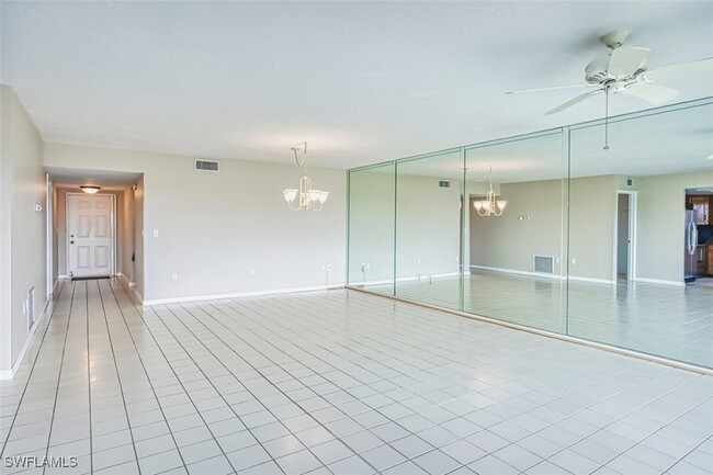 Foto del edificio - 7430 Lake Breeze Dr