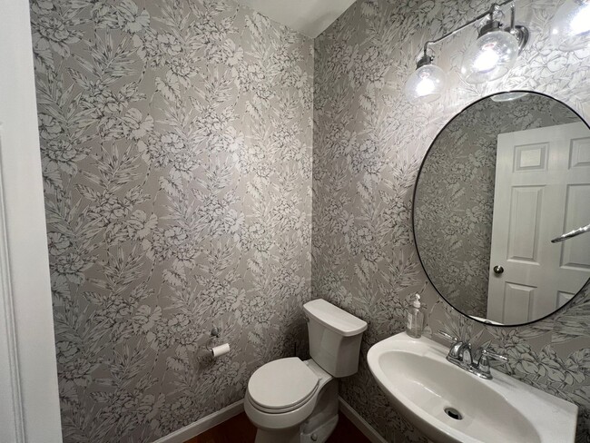 Building Photo - Gorgeous 3 BR 3.5 Bath with Bonus or 4th B...