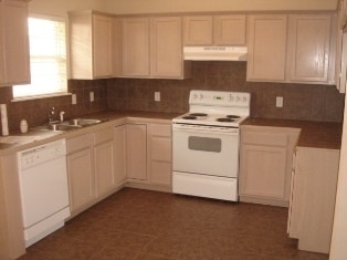 Building Photo - Charming Home - Moore Schools