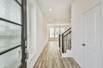 Building Photo - 678 Royal Arch Dr