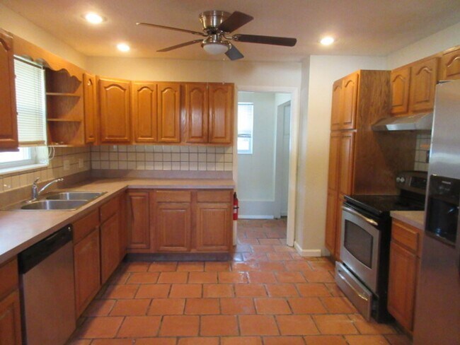 Foto del edificio - Oviedo 3 bedroom 2 bath home with fenced b...