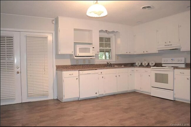 Kitchen - 512 Anne Ave