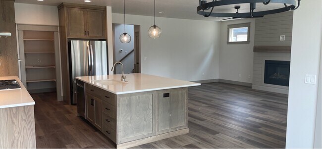 Foto del edificio - 2135 N Klemmer Ave