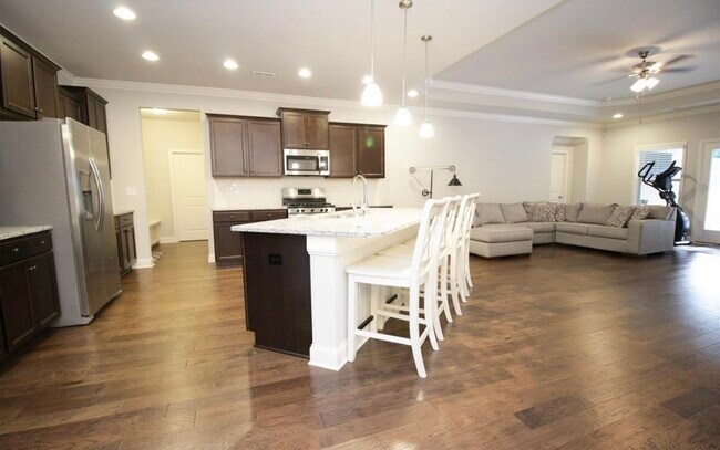 Building Photo - 108 Pine Manor Dr