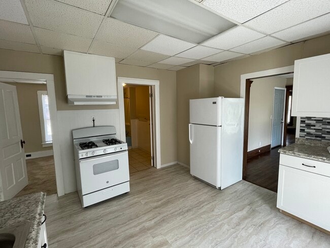Cocina - 239 Sly Ave