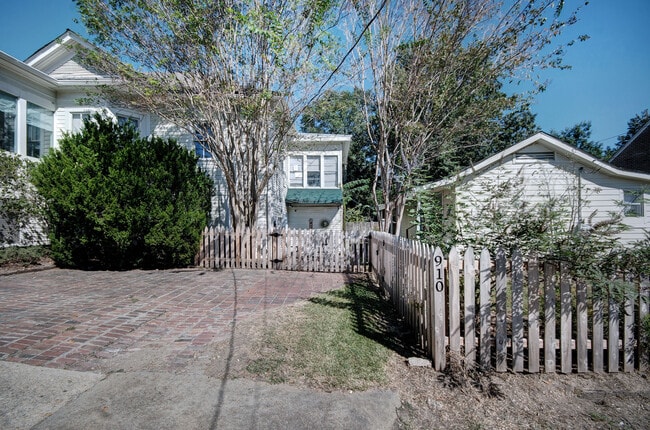 Photo - 910 Carlisle St House