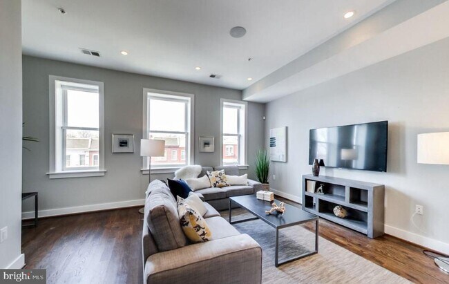 Foto del edificio - 726 Girard St NW