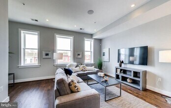 Building Photo - 726 Girard St NW