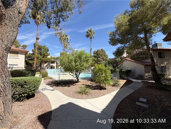 Foto del edificio - 705 Rock Springs Dr