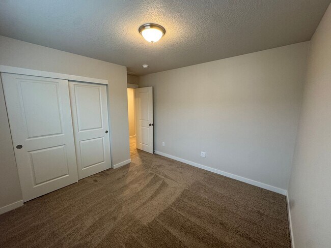Foto del edificio - Spacious 3 Bedroom – Move-In Ready!