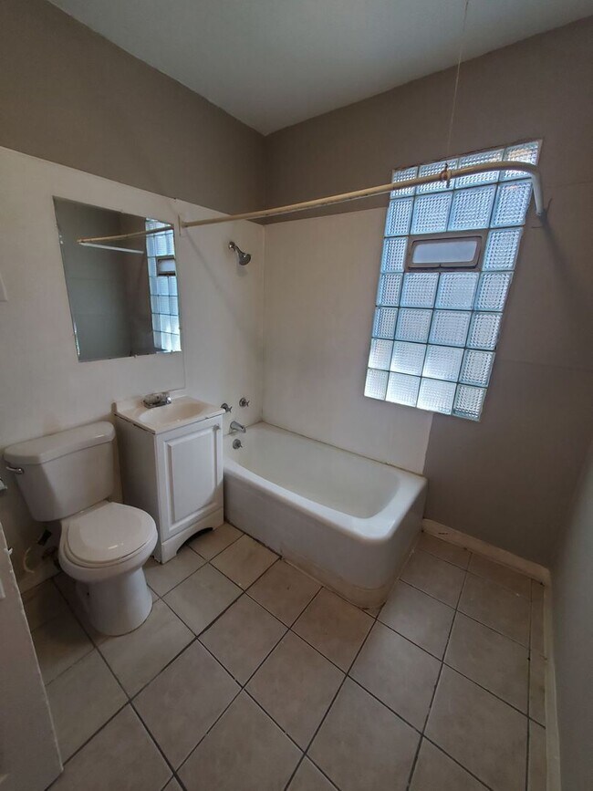 Building Photo - 600-602 S. 28th St. - Duplex