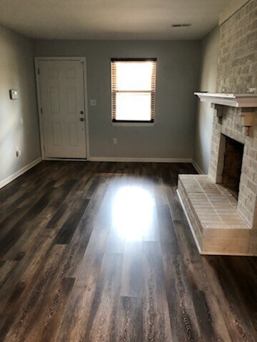 Foto del edificio - Forest Hills Completely Remodeled Duplex