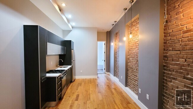 Building Photo - 321 Putnam Ave