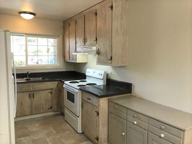 Building Photo - 541 Highland Dr