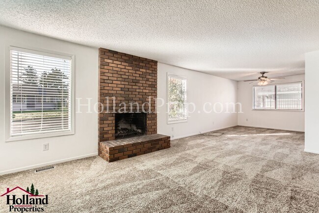 Building Photo - Beautifully Duplex in Desirable Northwest Portland Available For You!