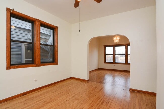 Foto del edificio - 2827 N Milwaukee Ave