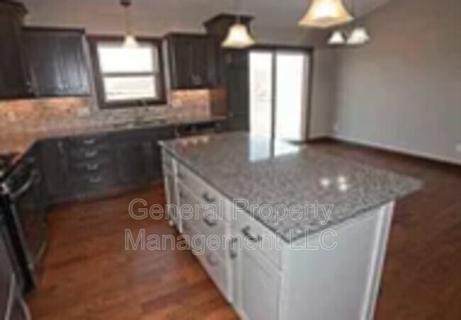 Foto del edificio - Beautiful 4 bed, 3 bath single-family home with attached 3-car garage in quiet residential neighb...