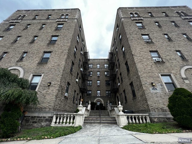 Primary Photo - 1 E Palisades Blvd