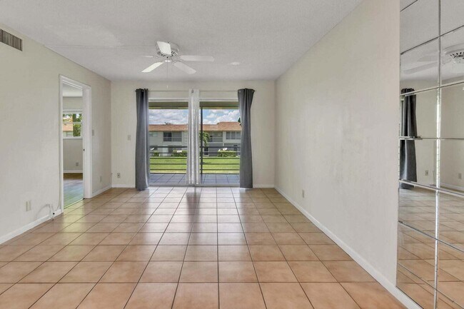 Foto del edificio - 9911 Sandalfoot Blvd