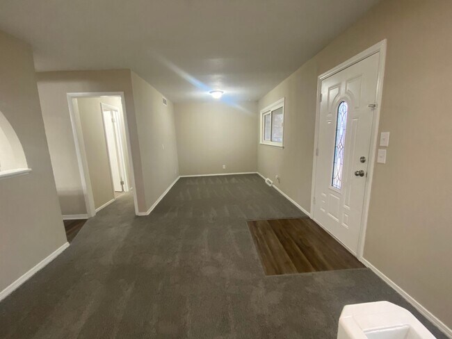 Building Photo - Beautifully Remodeled 3 bed/2bath home wit...