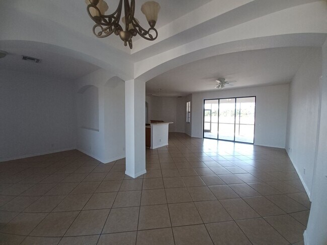 Building Photo - 3 bedroom 2 bathroom single family home. C...