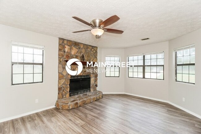 Building Photo - 3 Bedroom Pet-Friendly Home in Newnan, GA with Main Street Renewal