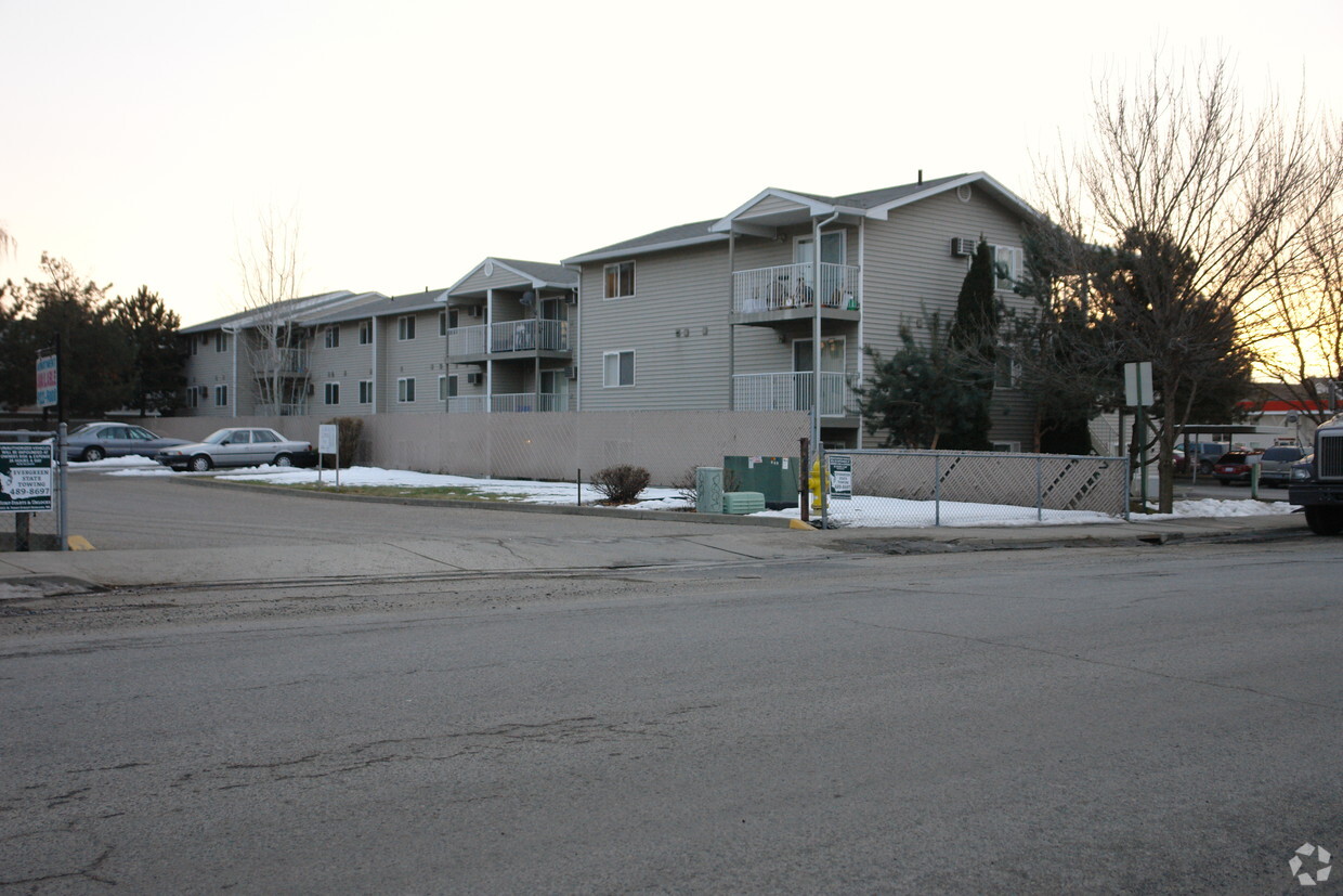 Building Photo - Sullivan Gables