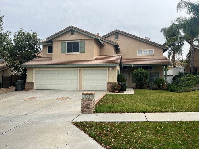 Building Photo - Beautiful 4 Bedroom Home with Solar, Spacious Yard & 3-Car Garage