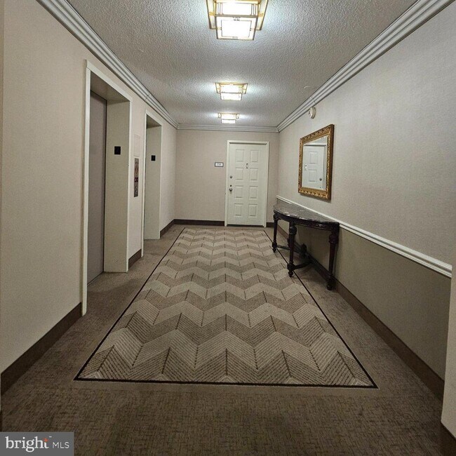 Foto del edificio - 8340 Greensboro Dr