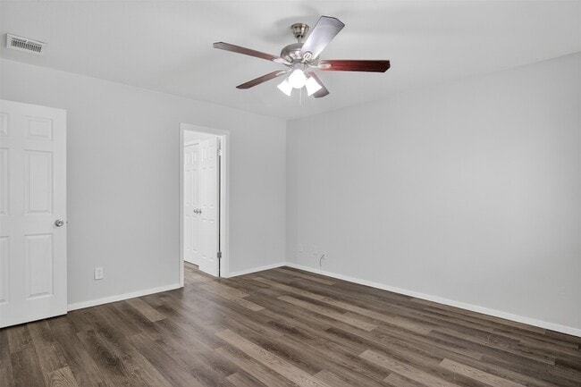 Building Photo - 534 Canary Ln