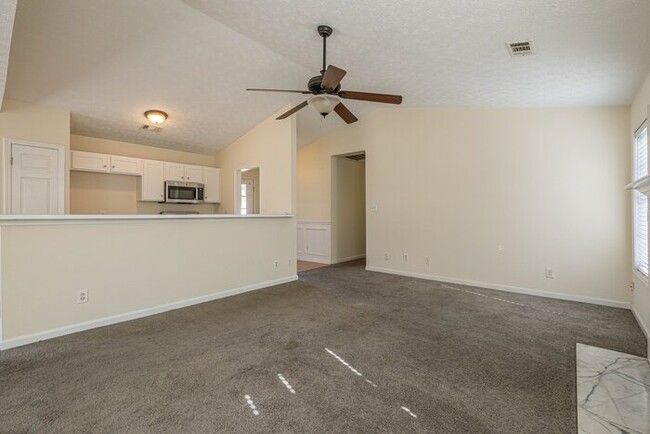 Building Photo - OPEN FLOOR PLAN RANCH WITH PRIVATE FENCED ...