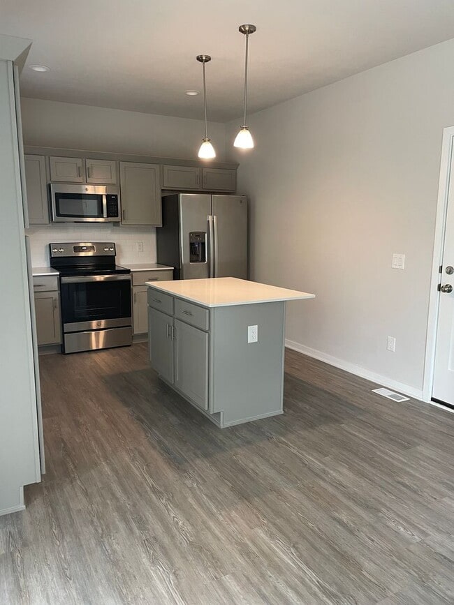 Building Photo - 3 bedroom 3 bathroom Single-Family Home in...