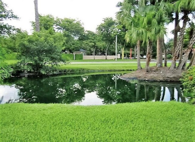 Foto del edificio - 3400 Pinewalk Dr N