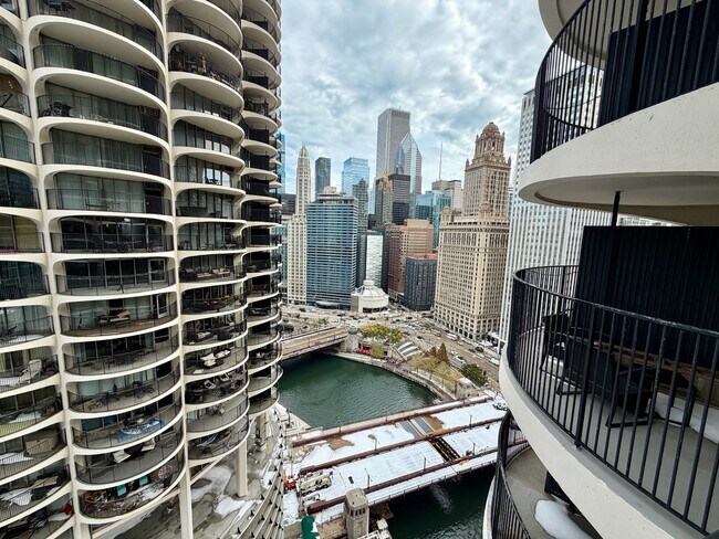 Foto del edificio - 300 N State St