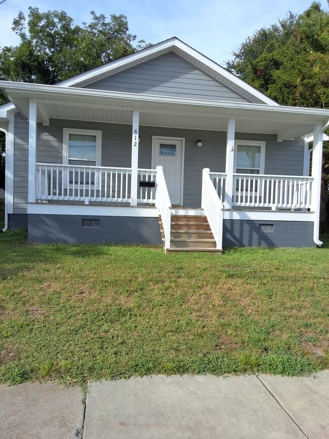 Building Photo - 612 Cedar St