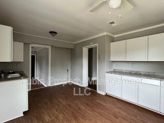 Building Photo - 2811 Larose Ave