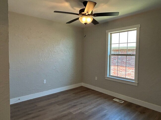 Building Photo - 3 Bedroom Home Bolivar, MO