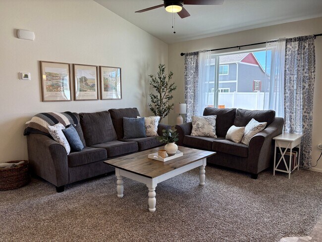 Foto del edificio - 916 Greenbrook Dr