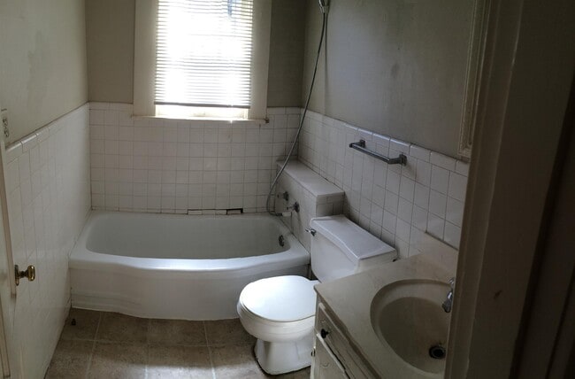 Building Photo - 831 Watkins St