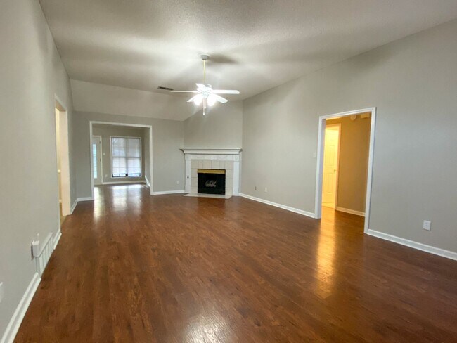 Building Photo - Large 3 bed, 2 bath in Cordova with Fresh ...