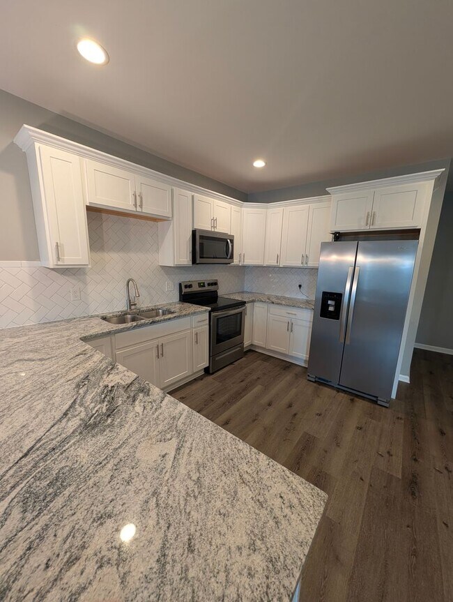 Building Photo - 3 bedroom 2 bath Single Home