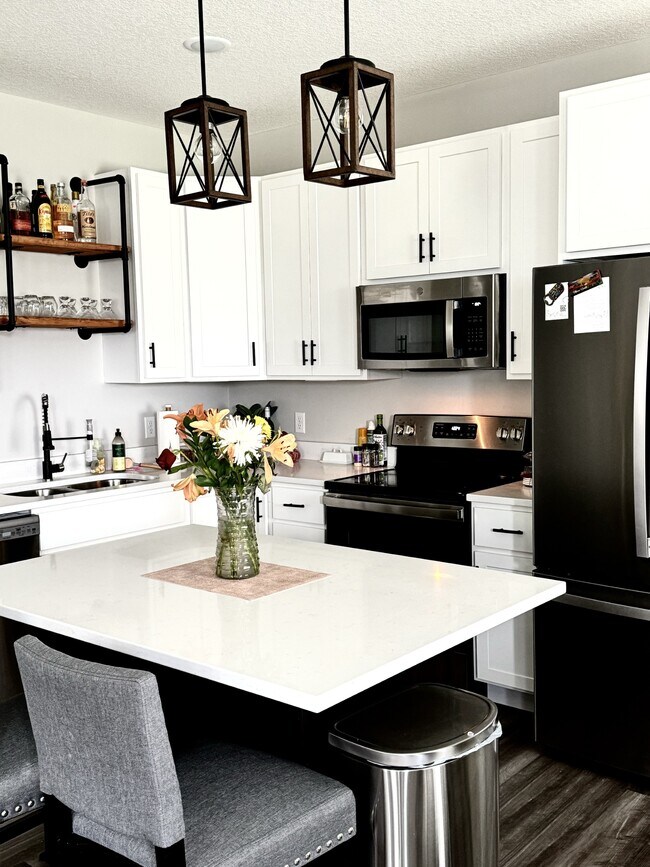 Kitchen - 7766 Lachman Ave NE
