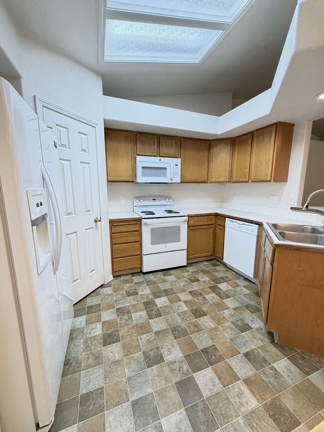 Building Photo - 2067 S Linda Vista Ave