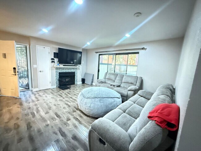 Foto del edificio - Charming 2BD/2BA Condo – Quiet End-Unit in...